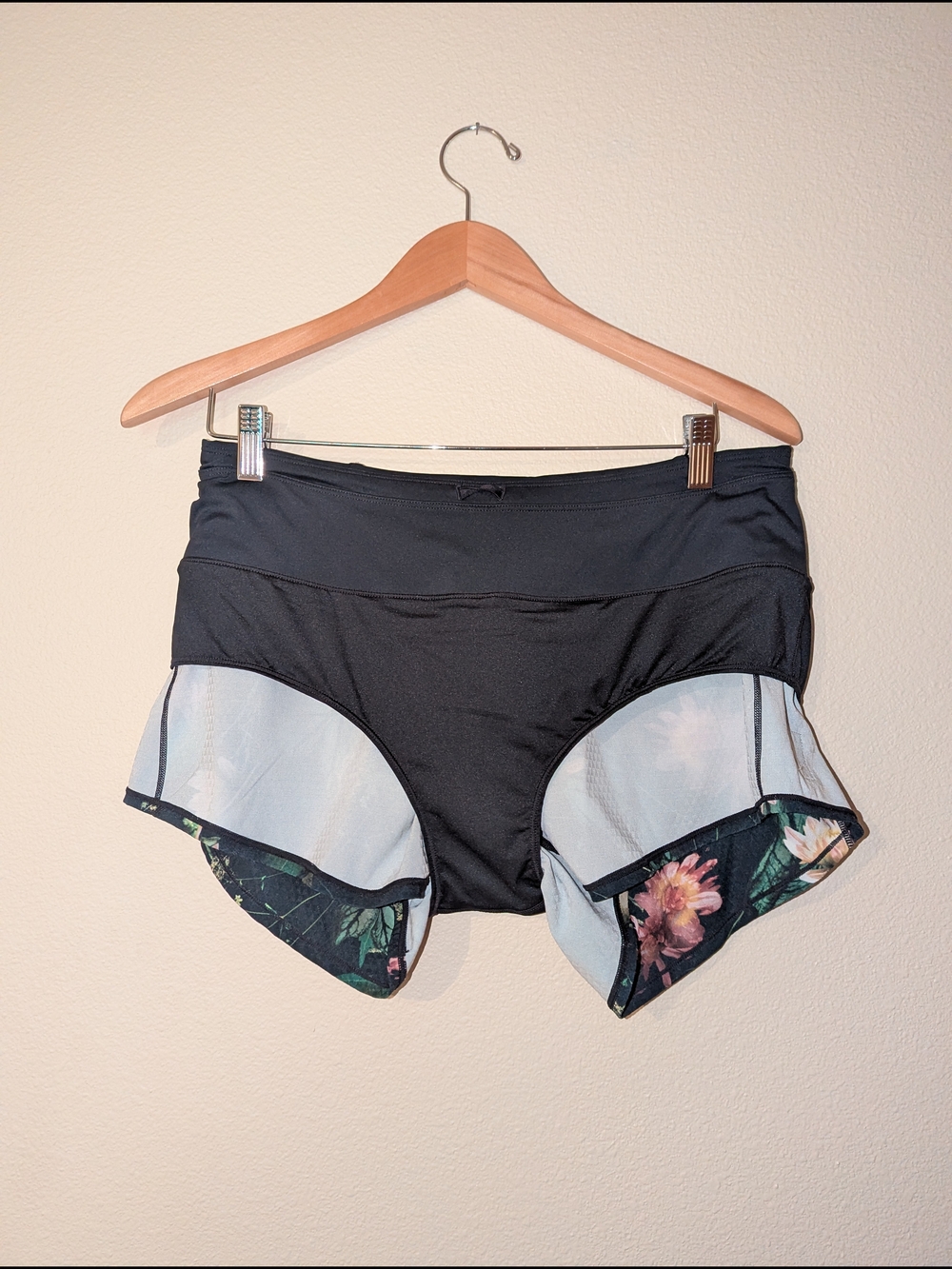 Oiselle Roga Running Shorts Size 6, 4 Inch Inseam, Moody Floral Print Zip Ocket - Picture 3 of 5